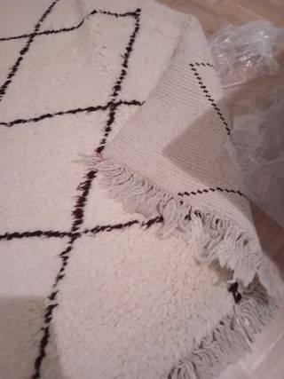 Alfombra de lana beige con rombos marrones