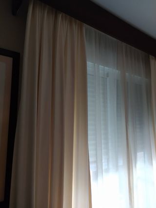 Dos patas de cortina beige