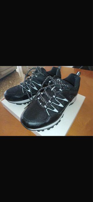 Zapatillas deportivas negras y blancas