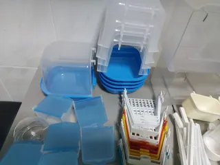 Bebederos, nidos, pasteros, bañeras para aves