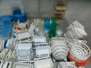 Bebederos, nidos, pasteros, bañeras para aves