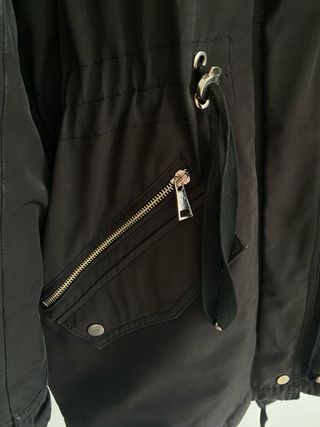 Abrigo impermeable negro con capucha