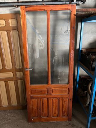 Puerta de madera con cristal