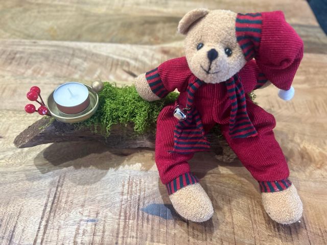 Adorno navideño de oso en tronco de leña