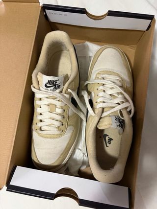 Nike Air Force 1 Negras y Beige