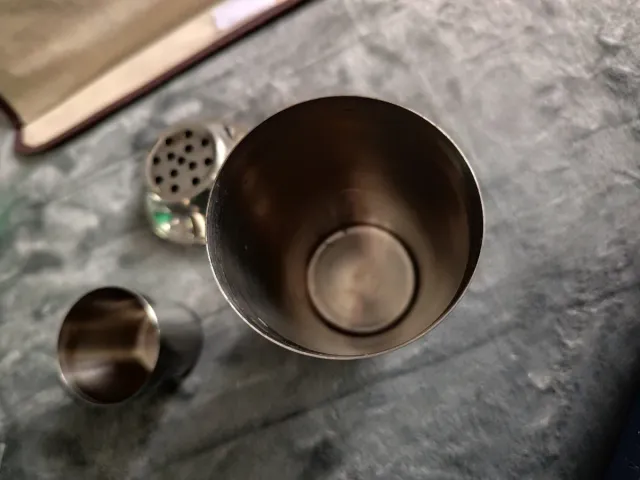 Shaker cocktail in metallo