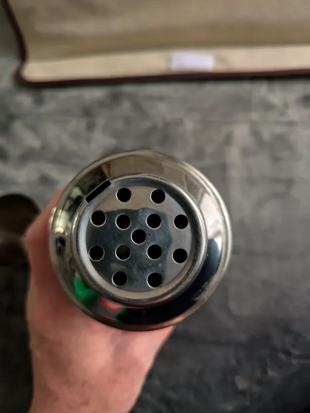 Shaker cocktail in metallo