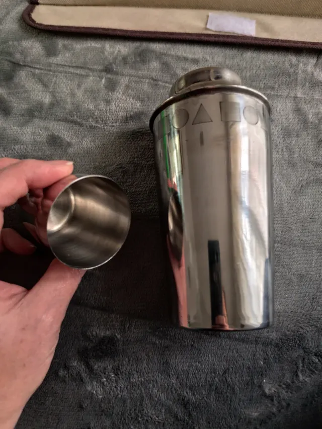 Shaker cocktail in metallo