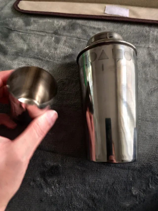 Shaker cocktail in metallo