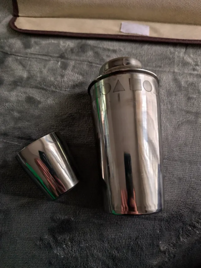 Shaker cocktail in metallo