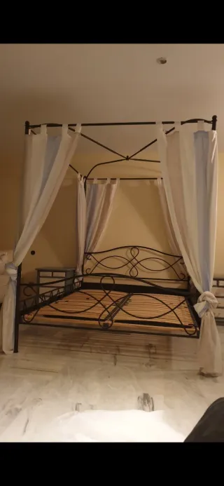 Cama de hierro forjado con dosel