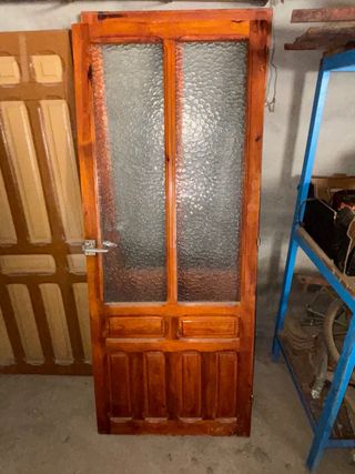 Puerta de madera con cristal