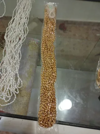 Hilos de abalorios blancos y dorados