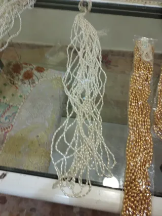 Hilos de abalorios blancos y dorados