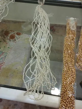 Hilos de abalorios blancos y dorados