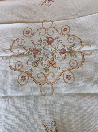 Copriletto matrimoniale in pique, ricamato a mano.