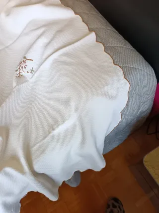 Copriletto matrimoniale in pique, ricamato a mano.