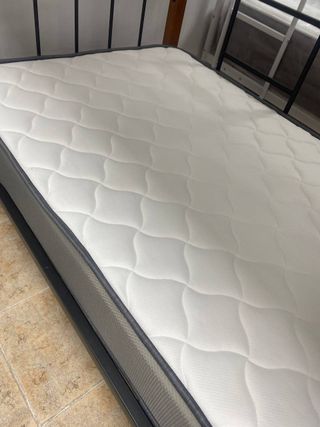 Litera de madera con colchones