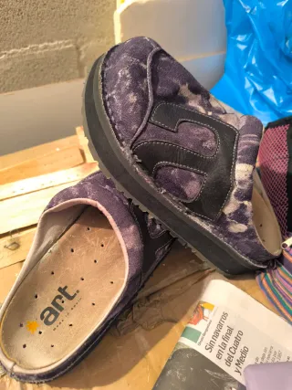 Zuecos Art Negro y Morado