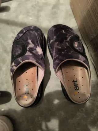 Zuecos Art Negro y Morado