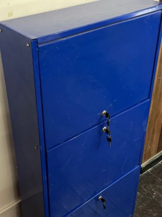 Armadio metallico blu a 3 scomparti con chiavi