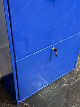 Armadio metallico blu a 3 scomparti con chiavi