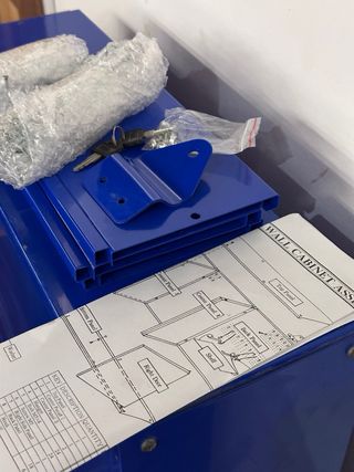 Armadio metallico blu a 3 scomparti con chiavi