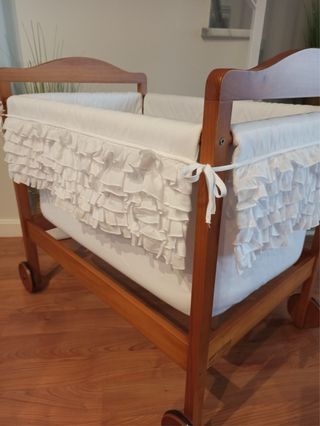 Minicuna con fundas blancas