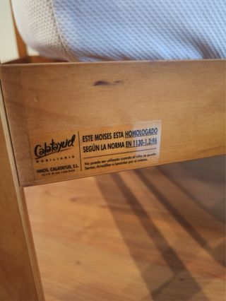 Minicuna con fundas blancas