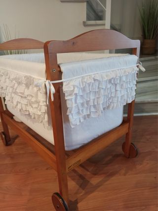 Minicuna con fundas blancas