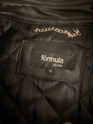 Cazadora efecto piel negra