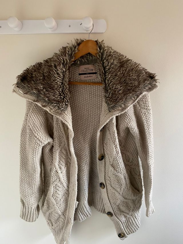Abrigo de punto grueso con cuello de pelo