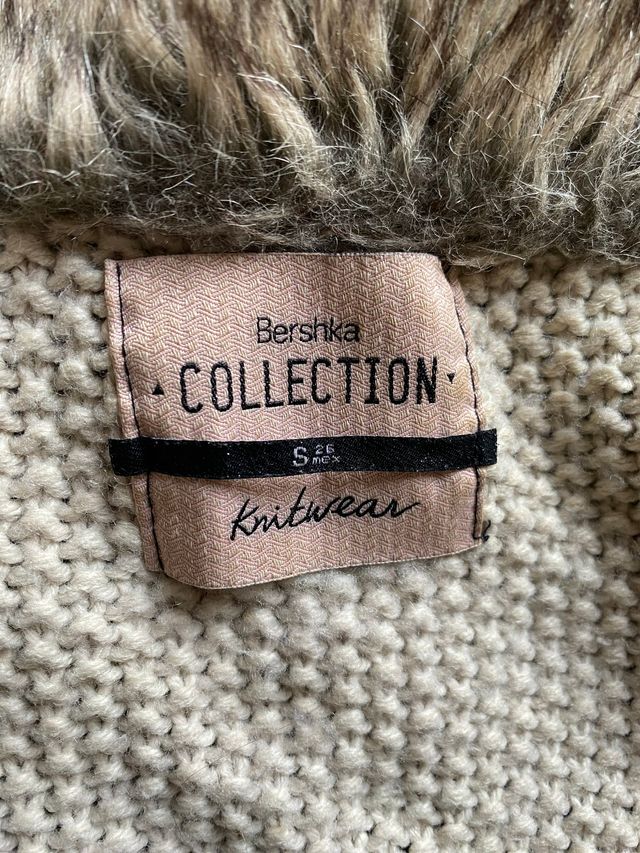 Abrigo de punto grueso con cuello de pelo