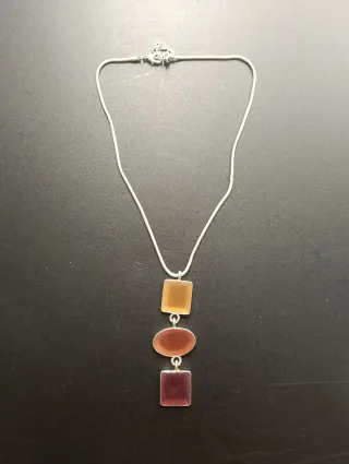 Collar plateado con colgante de piedras