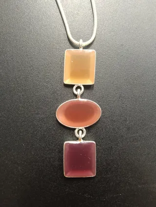 Collar plateado con colgante de piedras