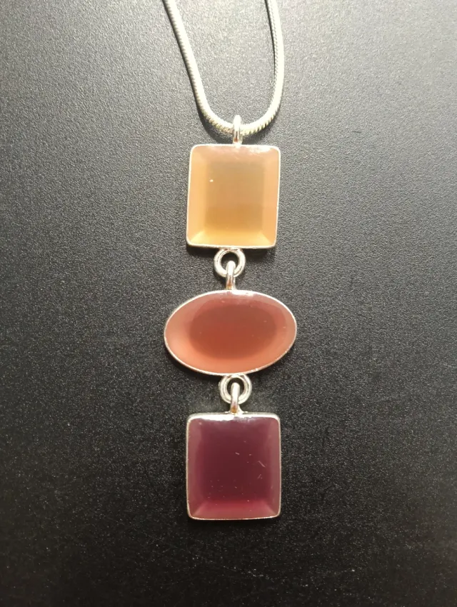 Collar plateado con colgante de piedras