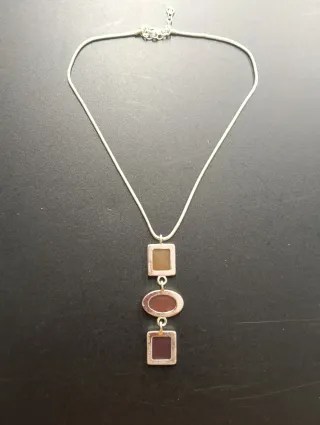 Collar plateado con colgante de piedras