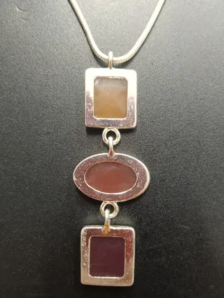 Collar plateado con colgante de piedras