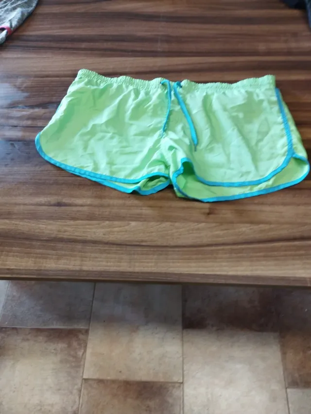 Calzonas cortas verdes con cordón