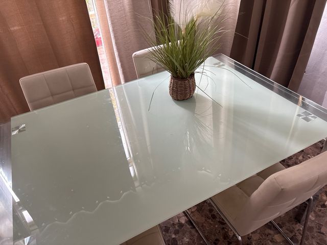 Mesa de comedor cristal y 4 sillas