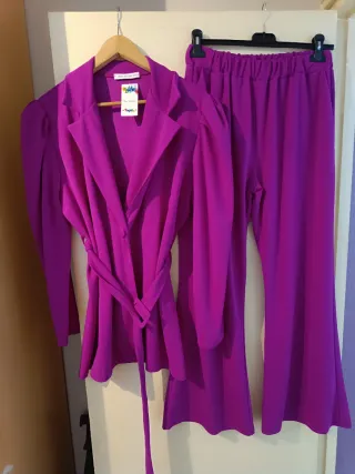 Conjunto dos piezas fucsia oscuro.