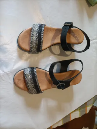 Sandalias Fiesta Negras y Plateadas. Sueña goma.