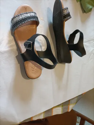 Sandalias Fiesta Negras y Plateadas. Sueña goma.