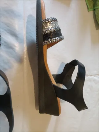 Sandalias Fiesta Negras y Plateadas. Sueña goma.