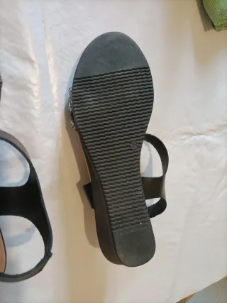 Sandalias Fiesta Negras y Plateadas. Sueña goma.