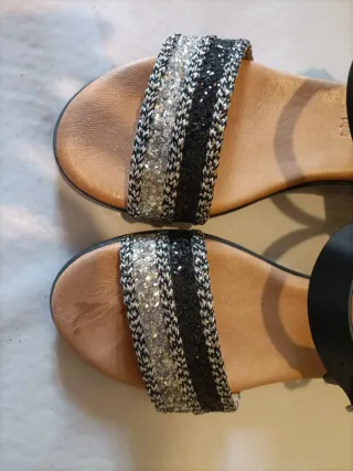 Sandalias Fiesta Negras y Plateadas. Sueña goma.