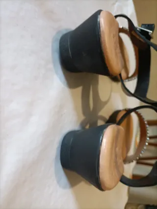 Sandalias Fiesta Negras y Plateadas. Sueña goma.