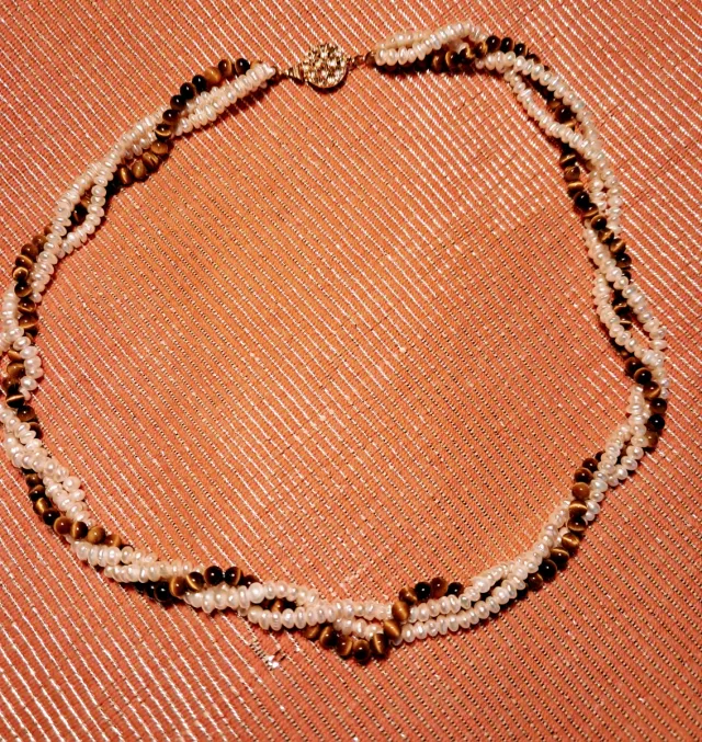 Collar de perlas y ojo de tigre