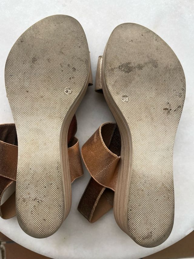 Sandalias planas doradas y marrones