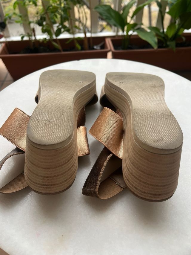 Sandalias planas doradas y marrones